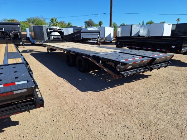 28' Gooseneck Low-Pro Flatdeck with Duals, Hydraulic Jacks, 25K GVWR