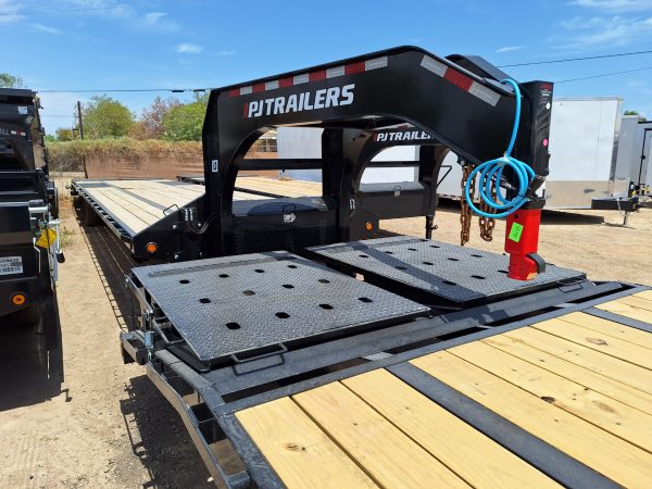 40' Gooseneck Low-Pro Flatdeck with Duals, Hydraulic Atlas Jacks, 25K GVWR