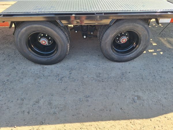 28' Gooseneck Low-Pro Flatdeck with Duals, Hydraulic Jacks, 25K GVWR