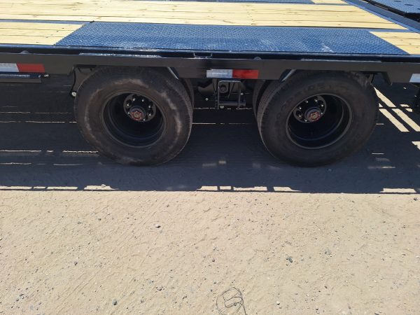 40' Gooseneck Low-Pro Flatdeck with Duals, Hydraulic Atlas Jacks, 25K GVWR