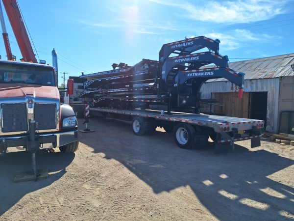 28' Gooseneck Low-Pro Flatdeck with Duals, Hydraulic Jacks, 25K GVWR