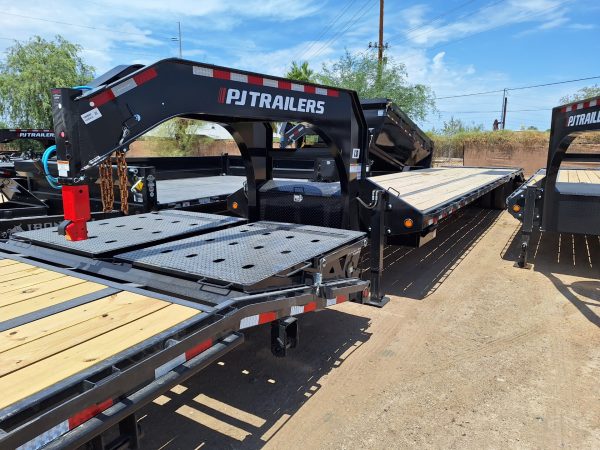 40' Gooseneck Low-Pro Flatdeck with Duals, Hydraulic Atlas Jacks, 25K GVWR
