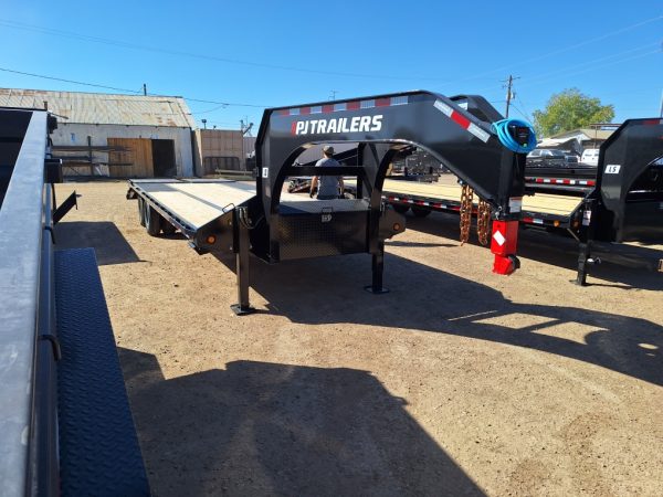 28' Gooseneck Low-Pro Flatdeck with Duals, Hydraulic Jacks, 25K GVWR