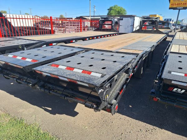 30' Gooseneck Low-Pro Flatdeck with Duals, 25K GVWR