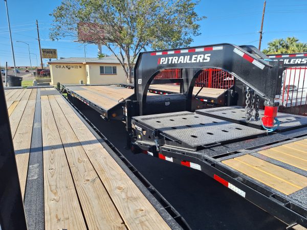 30' Gooseneck Low-Pro Flatdeck with Duals, 25K GVWR