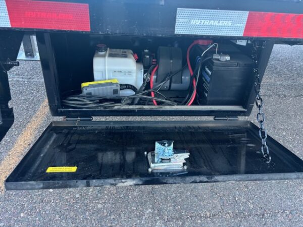 25' Gooseneck, Low-Pro Flatdeck with Duals, Hydraulic Jacks, 25K GVWR
