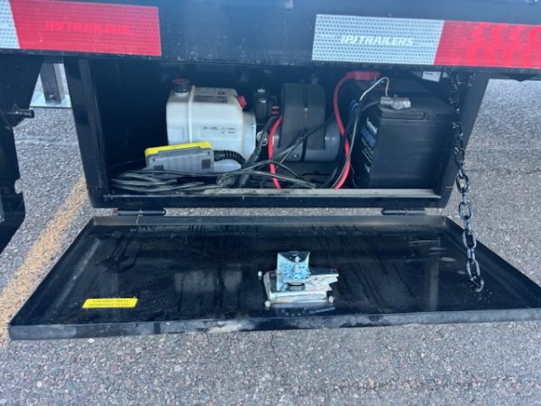 25' Gooseneck, Low-Pro Flatdeck with Duals, Hydraulic Jacks, 25K GVWR