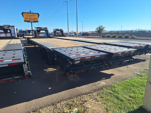 30' Gooseneck Low-Pro Flatdeck with Duals, 25K GVWR