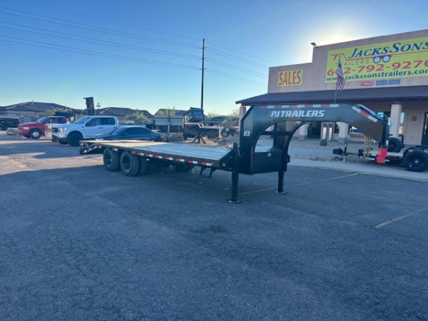 25' Gooseneck, Low-Pro Flatdeck with Duals, Hydraulic Jacks, 25K GVWR