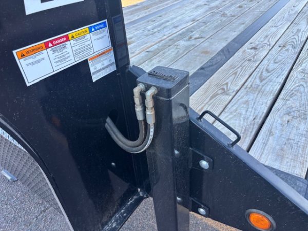 25' Gooseneck, Low-Pro Flatdeck with Duals, Hydraulic Jacks, 25K GVWR