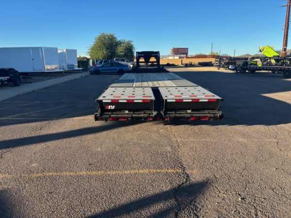 25' Gooseneck, Low-Pro Flatdeck with Duals, Hydraulic Jacks, 25K GVWR