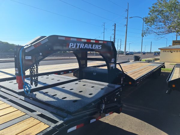 30' Gooseneck Low-Pro Flatdeck with Duals, 25K GVWR