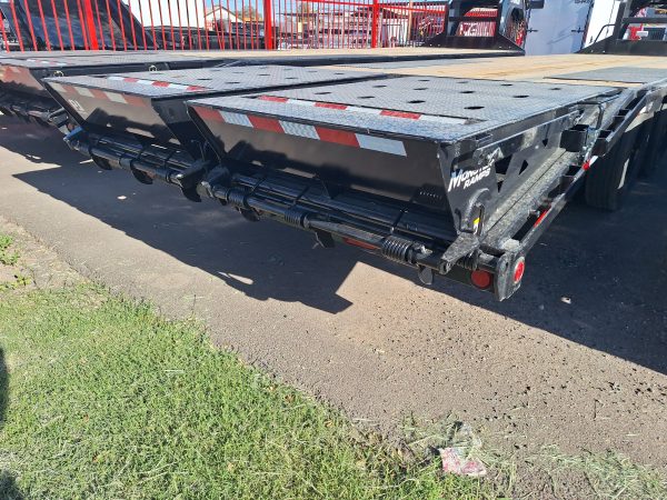 30' Gooseneck Low-Pro Flatdeck with Duals, 25K GVWR