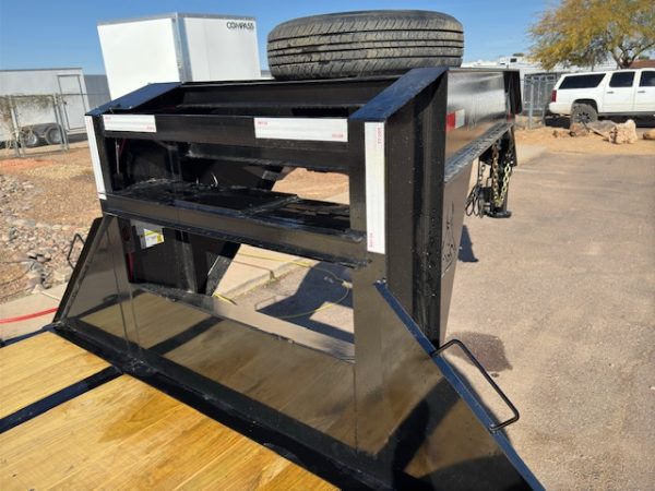 36x102 Gooseneck, Hydraulic Dovetail & Jacks, Tandem w/ Duals, 25,900K GVWR