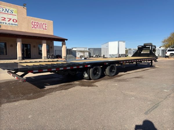 36x102 Gooseneck, Hydraulic Dovetail & Jacks, Tandem w/ Duals, 25,900K GVWR