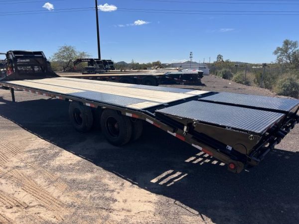 30' Gooseneck Low-Pro Flatdeck with Duals, 25K GVWR