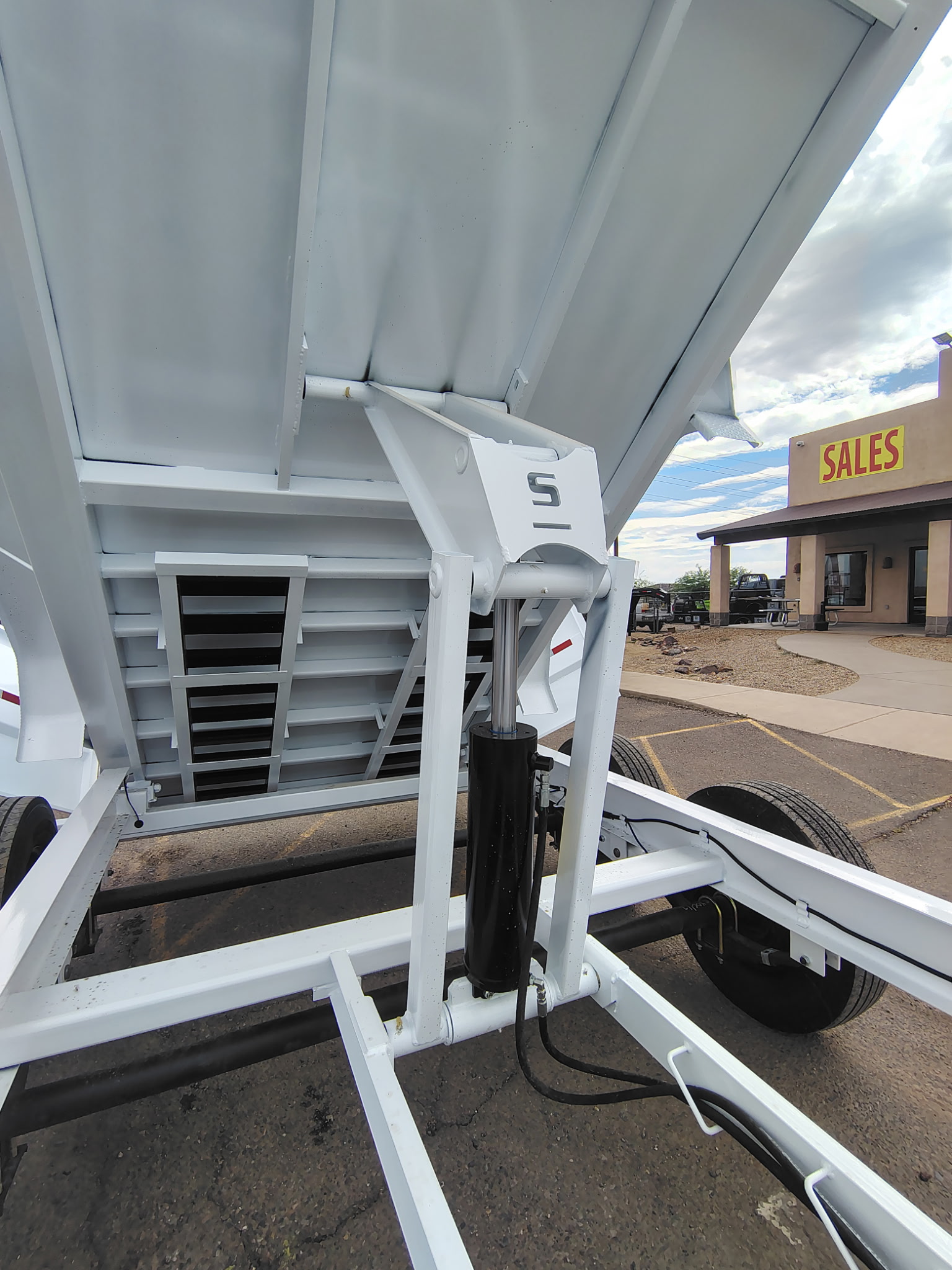 14x83 Tandem Axle, 15,400 GVWR, Low Pro Dump, 36" Sides, 14 Ply Tires - Image 3