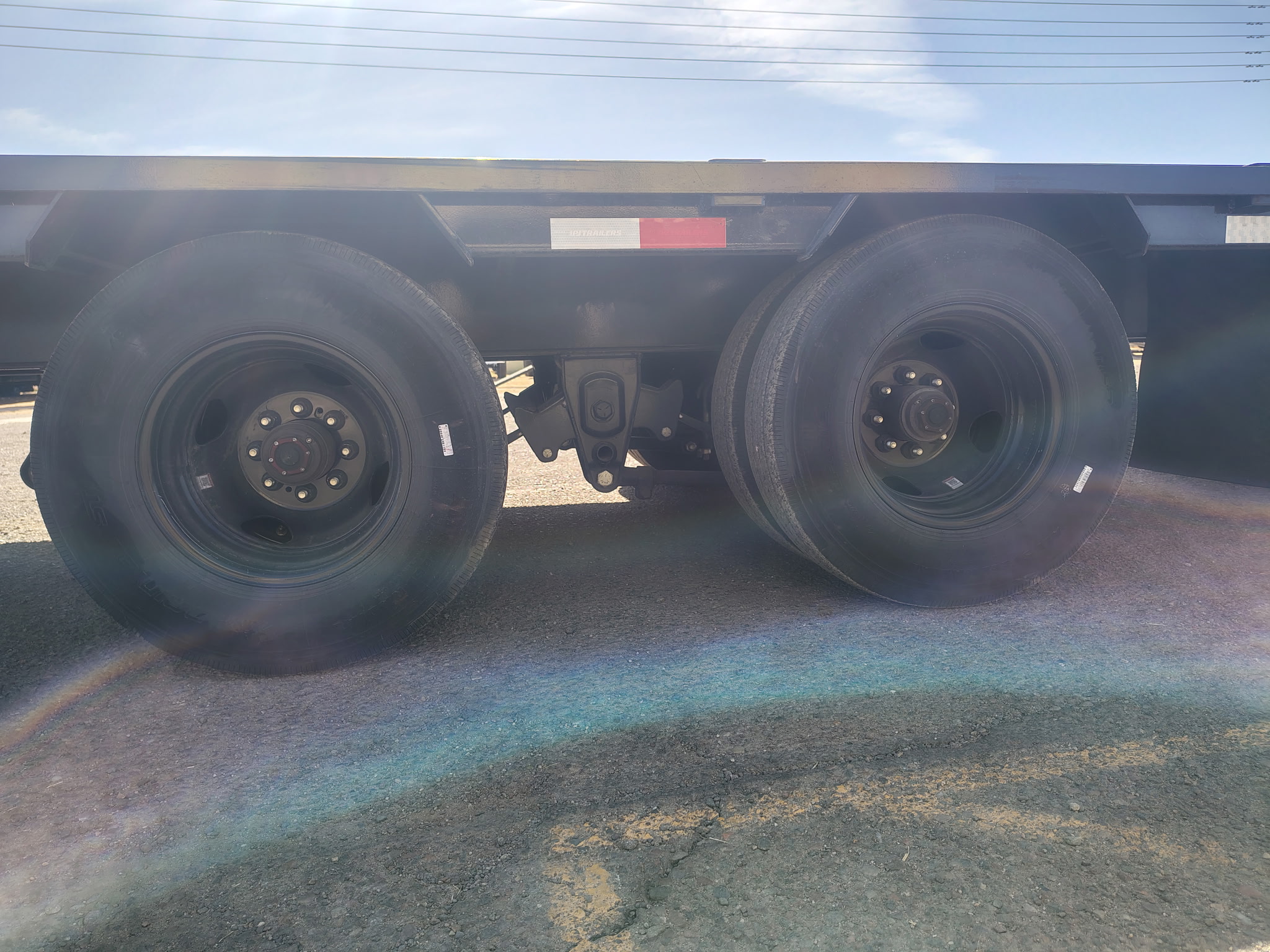 40' Gooseneck Low-Pro Flatdeck with Duals, 25.9K GVWR, Monster Ramps - Image 7
