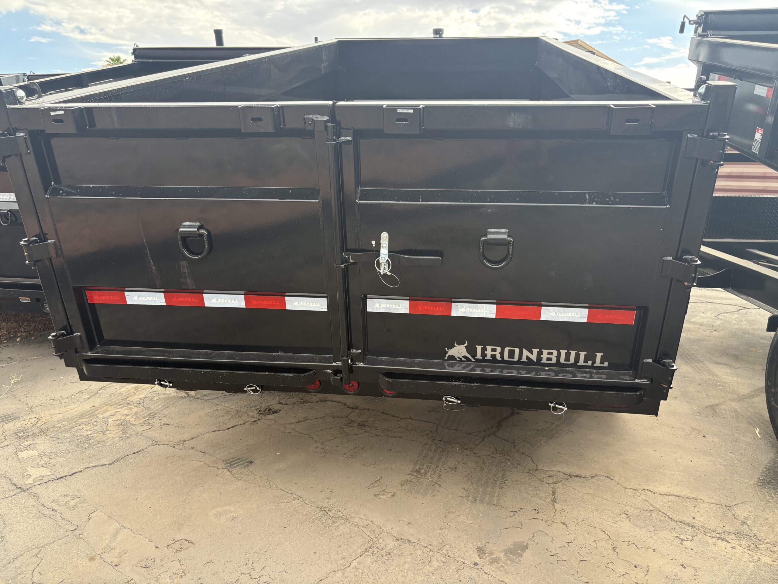 16x83 IronBull Gooseneck, Tandem Axle Dump, 15K GVWR, 36" Sides, Telescopic Cylinder, Solar Charger, 14 Ply Tires - Image 4