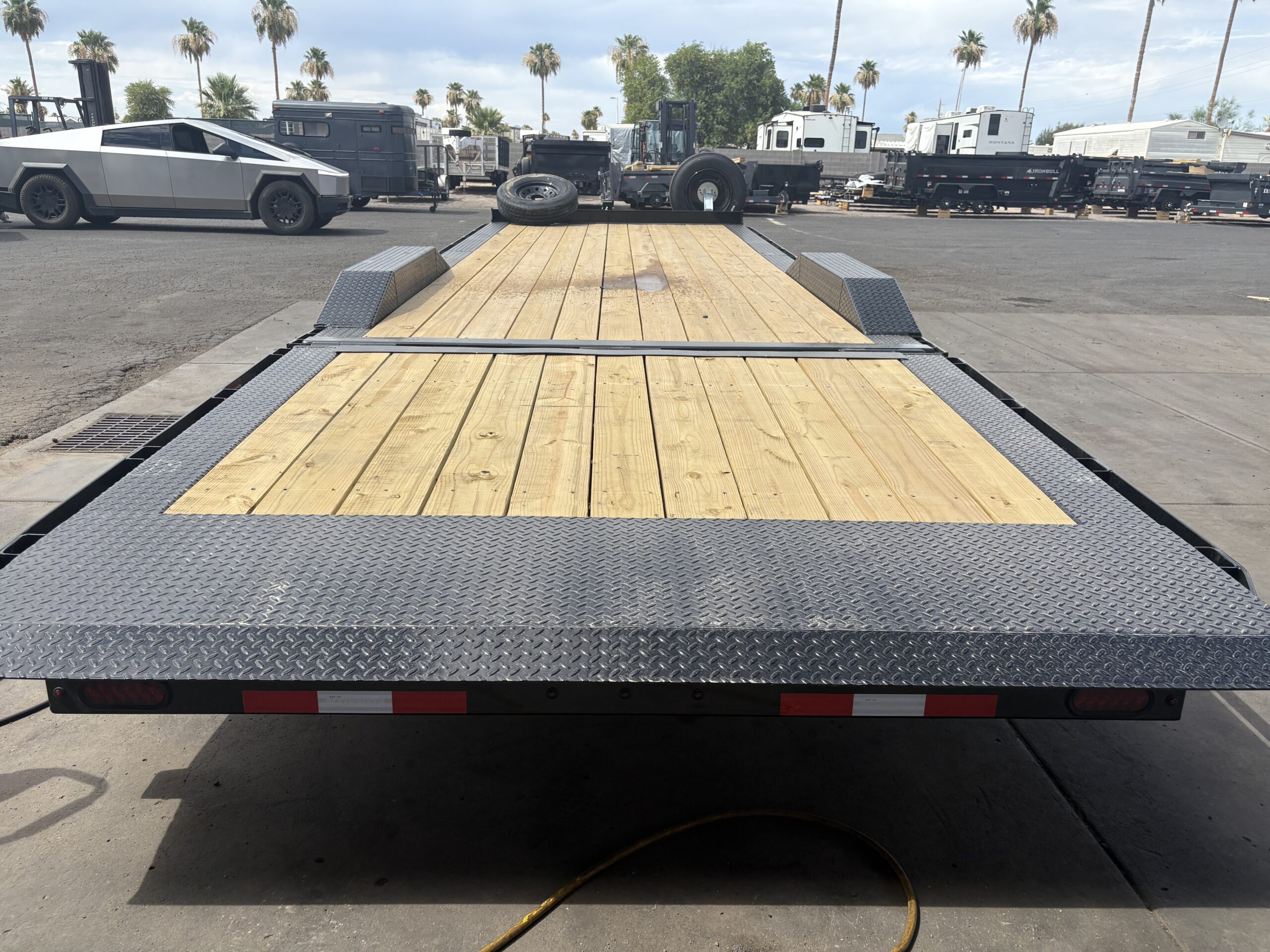 23x102 Tandem Axle, 17.6K GVWR, Wide Body Equipment, Hydraulic Jack - Image 4