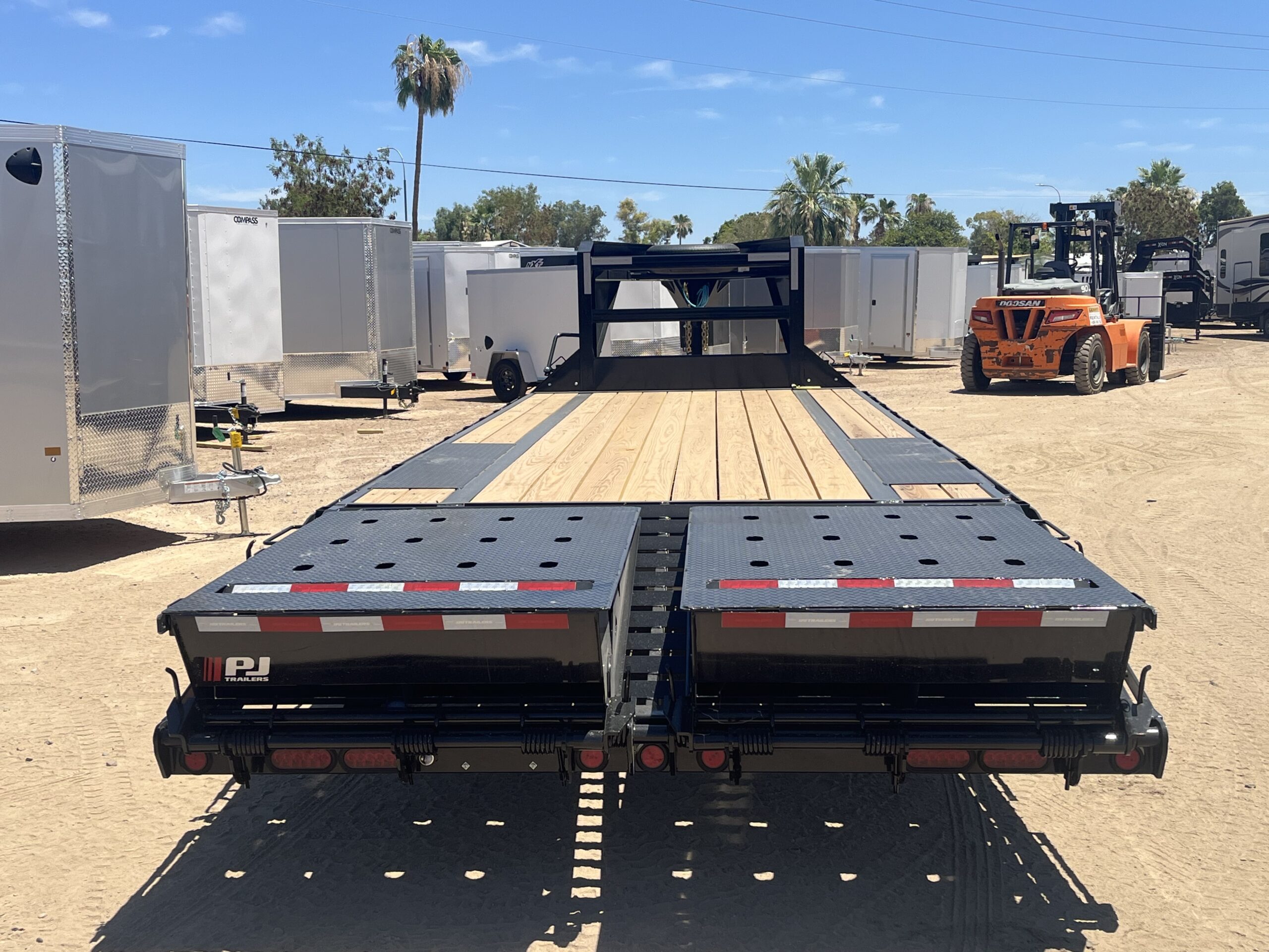 25' Gooseneck Low-Pro Flatdeck with Singles, 15,680 GVWR, Monster Ramps - Image 4