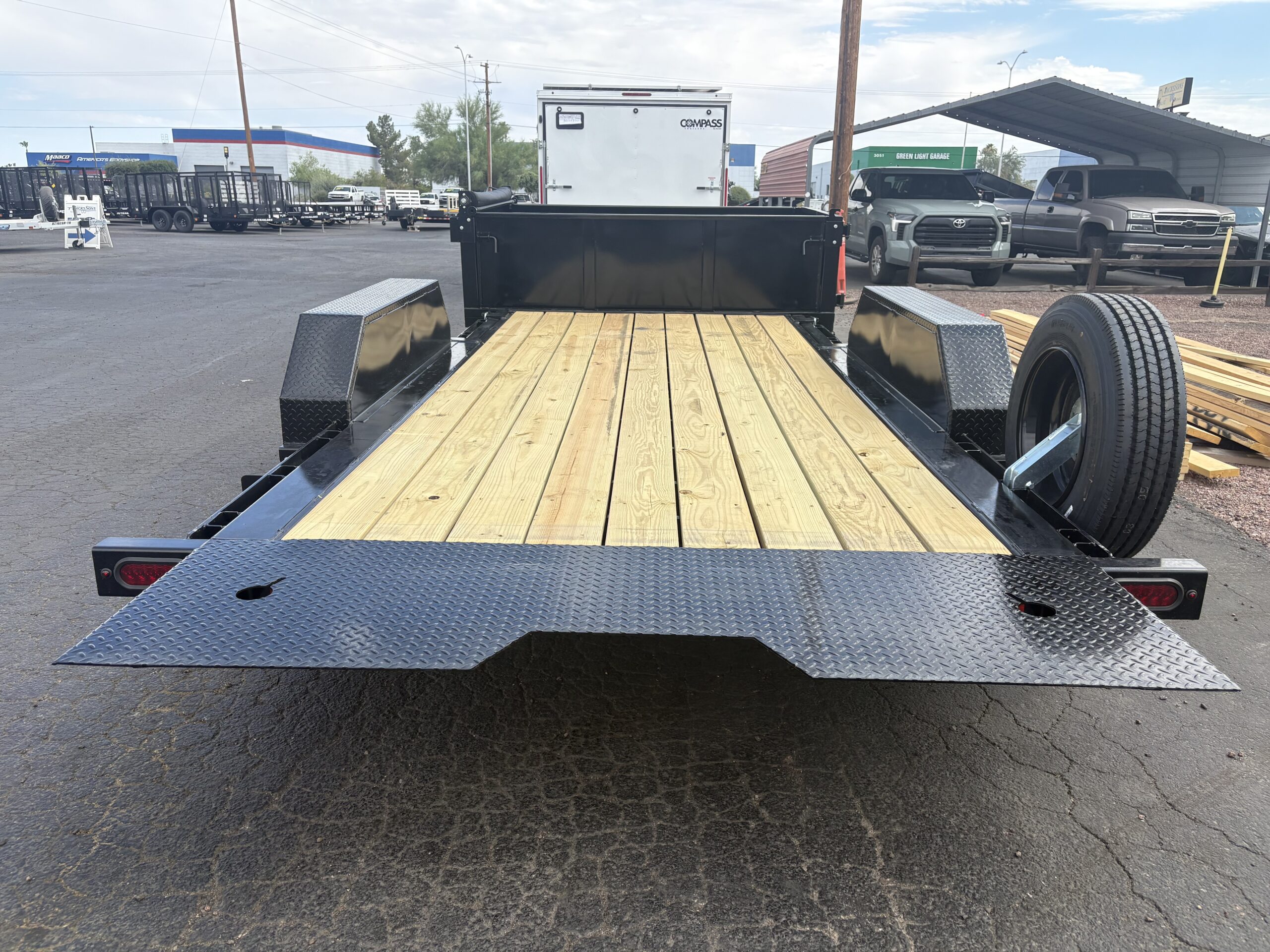 21x83 Tandem Axle, 17.6K GVWR, Side Dump Tilt, 24" Sides, Hydraulic Jack - Image 4