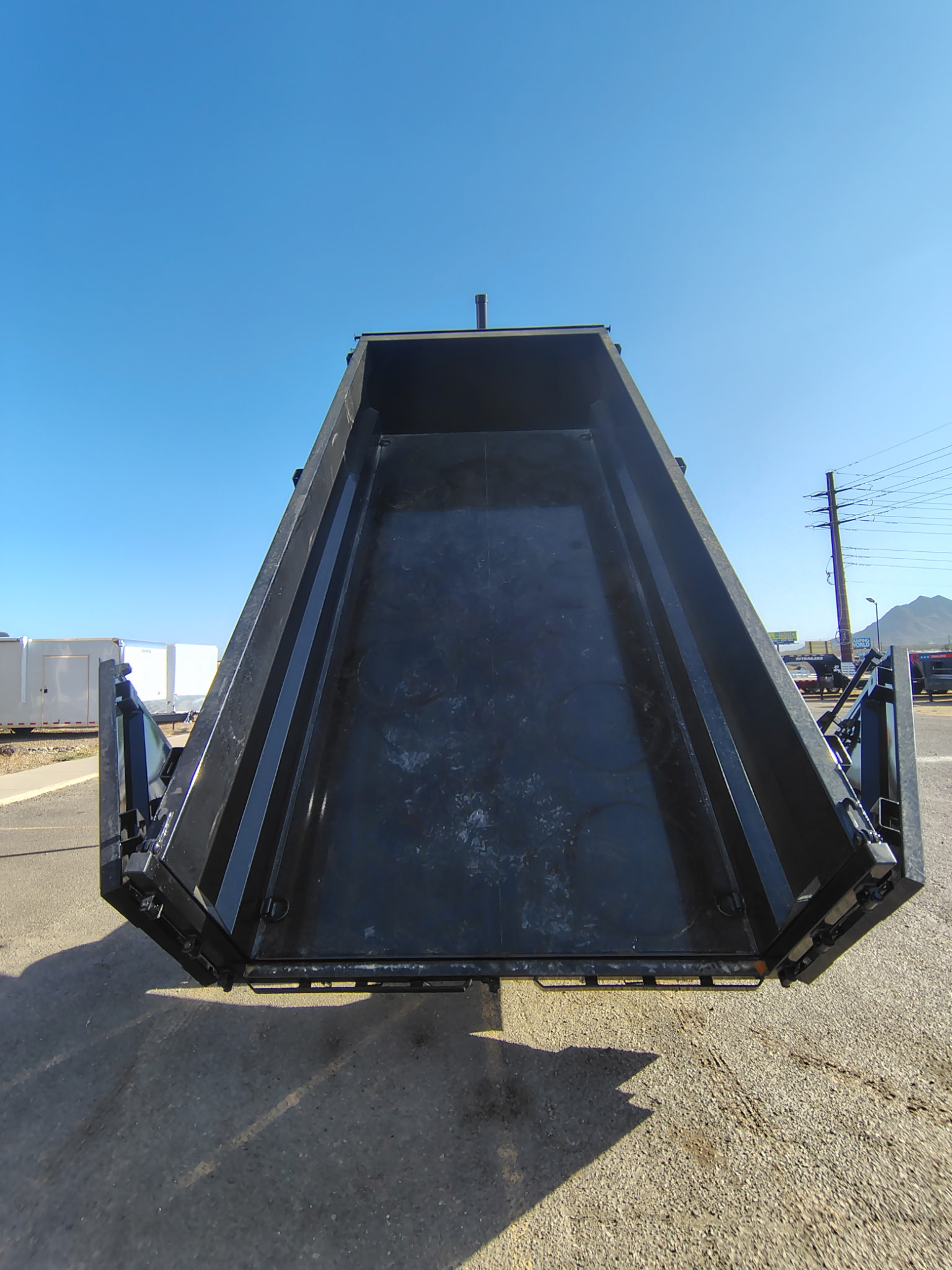 16x83 IronBull Gooseneck Dump, Tandem Axle, 22K GVWR, 36" Sides, Telescopic Cylinder, Hydraulic Jacks, 18 Ply Tires - Image 8