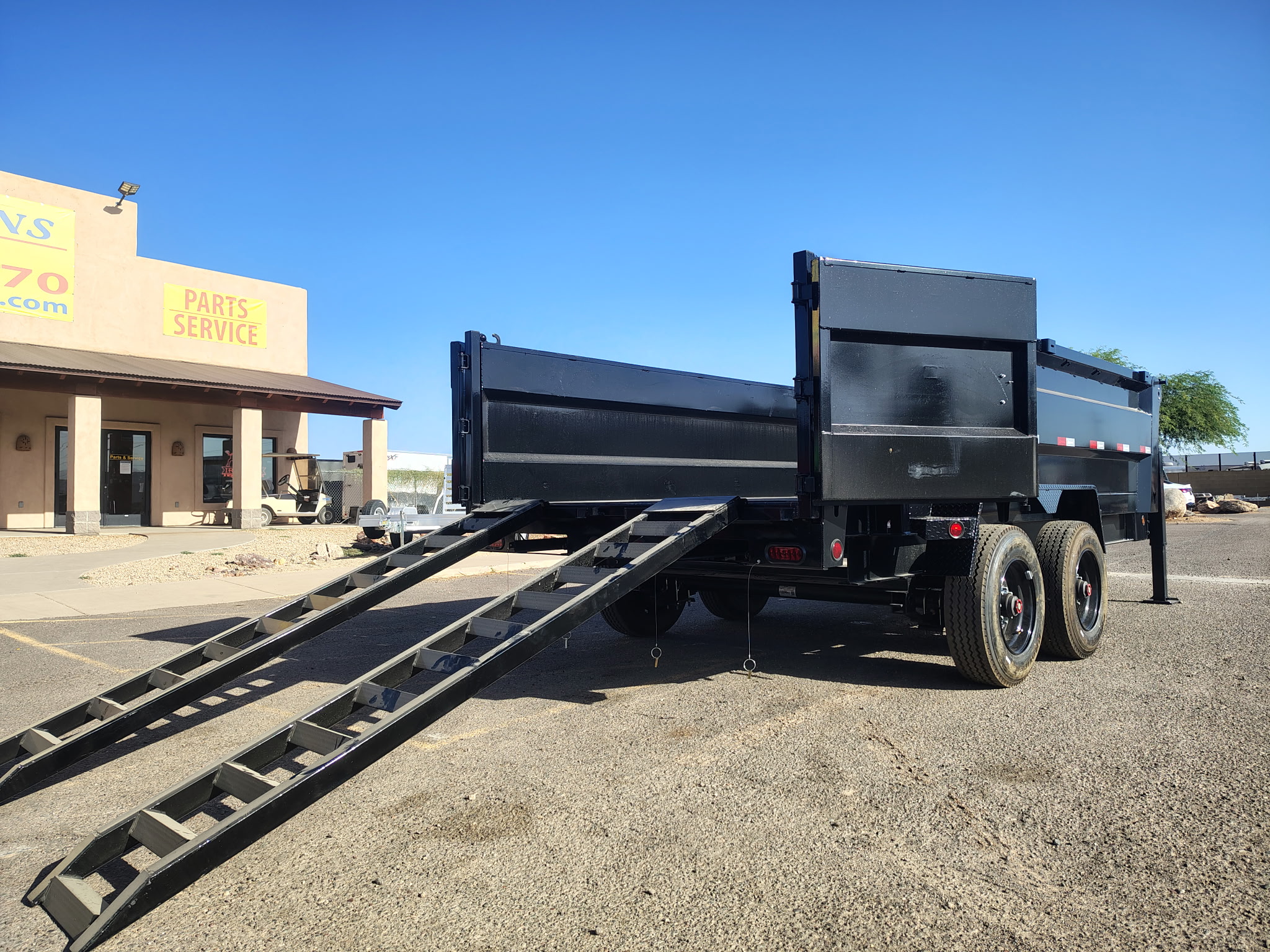 16x83 IronBull Gooseneck Dump, Tandem Axle, 22K GVWR, 36" Sides, Telescopic Cylinder, Hydraulic Jacks, 18 Ply Tires - Image 4