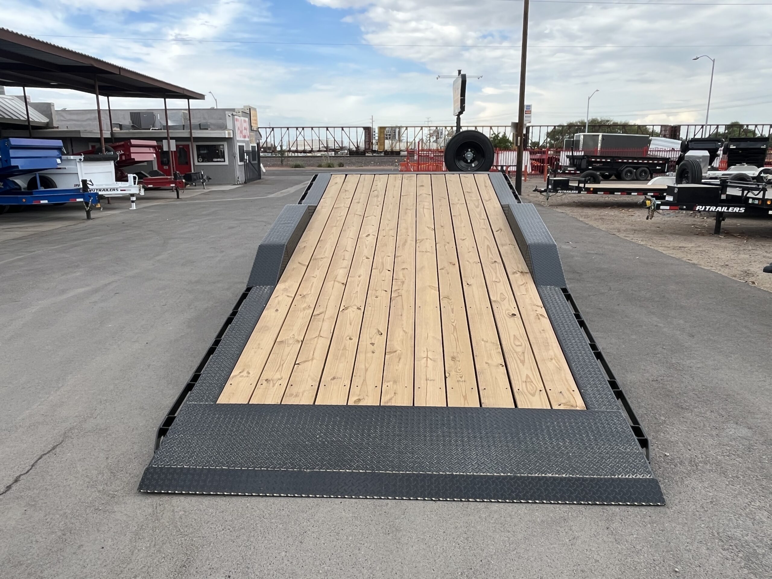 23x102 Tandem Axle, 17.6K GVWR, Wide Body Side Dump Tilt Bed, 24" Sides, Hydraulic Jack - Image 7