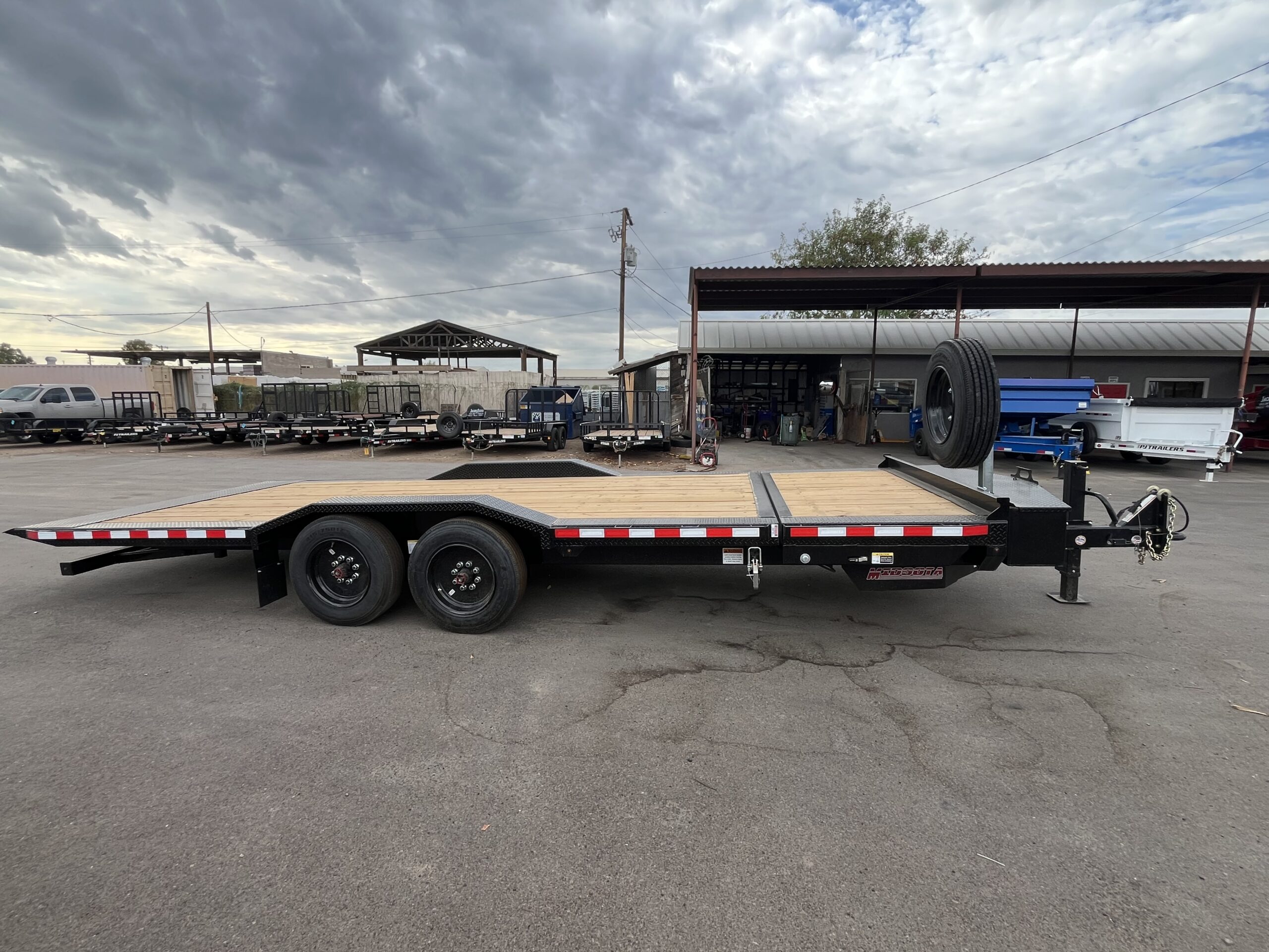 23x102 Tandem Axle, 17.6K GVWR, Wide Body Side Dump Tilt Bed, 24" Sides, Hydraulic Jack - Image 3