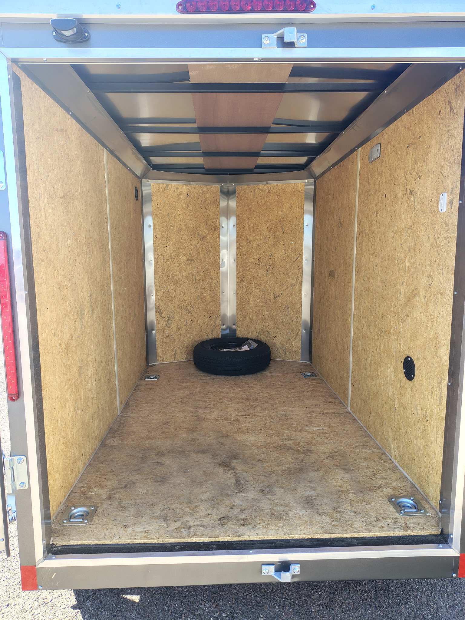 08x5 Indigio DLX, 3K GVWR, Rear Swing Door - Image 5